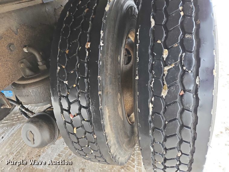 image for item EB1220 2010 Kenworth T800 box truck