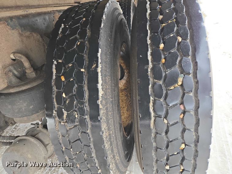 image for item EB1220 2010 Kenworth T800 box truck