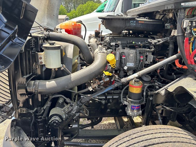 image for item EC3593 2020 International LT625 semi truck