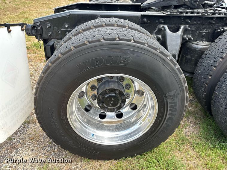 image for item EC3593 2020 International LT625 semi truck