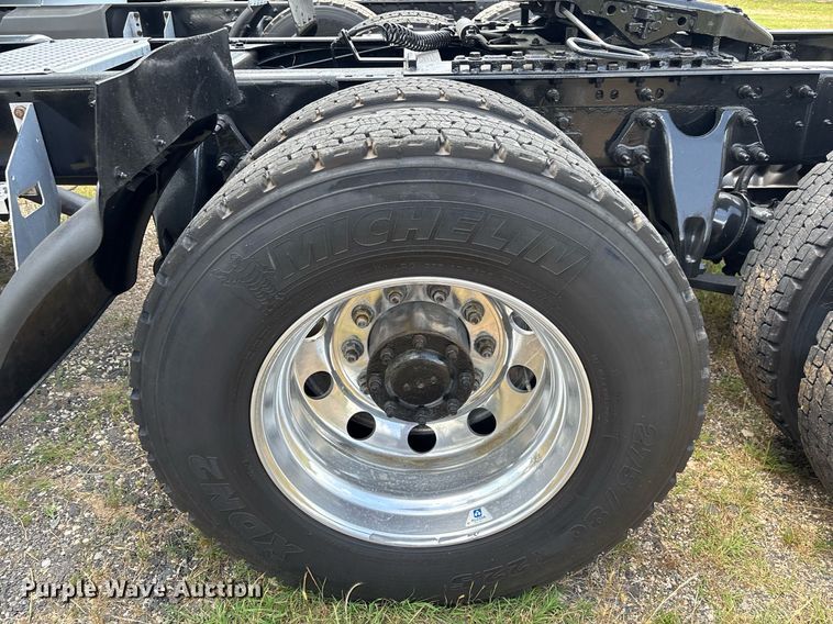 image for item EC3593 2020 International LT625 semi truck