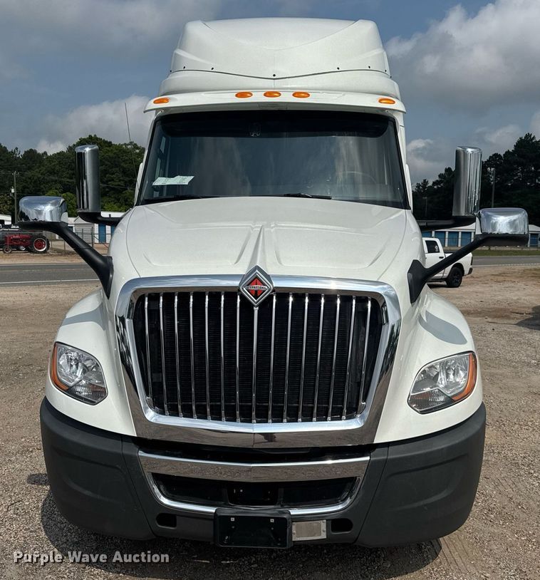 image for item EC3652 2020 International LT625 semi truck