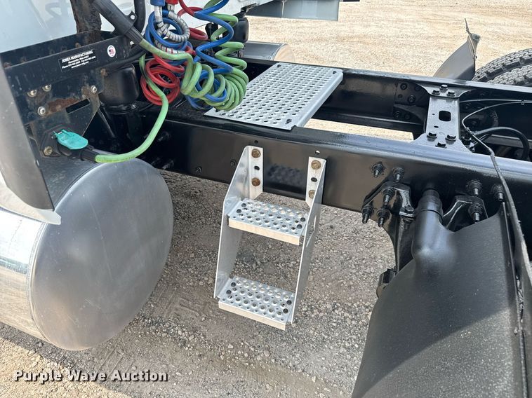 image for item EC3652 2020 International LT625 semi truck