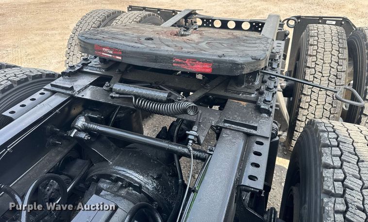 image for item EC3652 2020 International LT625 semi truck