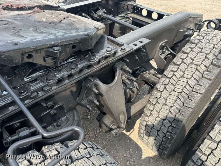 image for item EC3652 2020 International LT625 semi truck