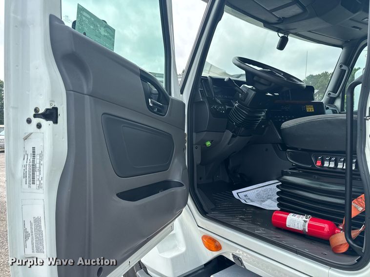 image for item EC3652 2020 International LT625 semi truck