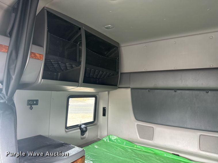 image for item EC3652 2020 International LT625 semi truck