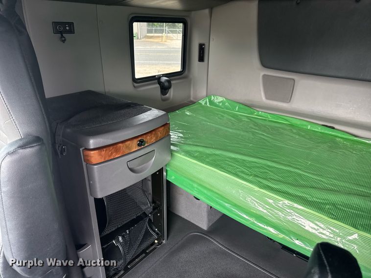 image for item EC3652 2020 International LT625 semi truck