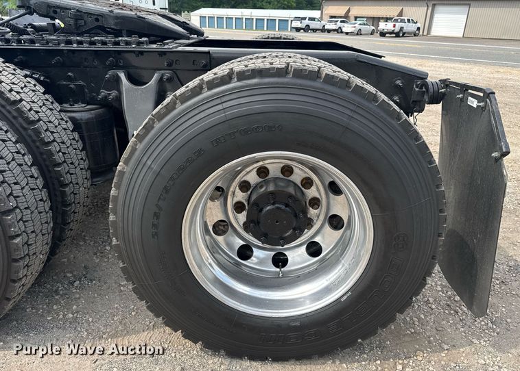 image for item EC3652 2020 International LT625 semi truck