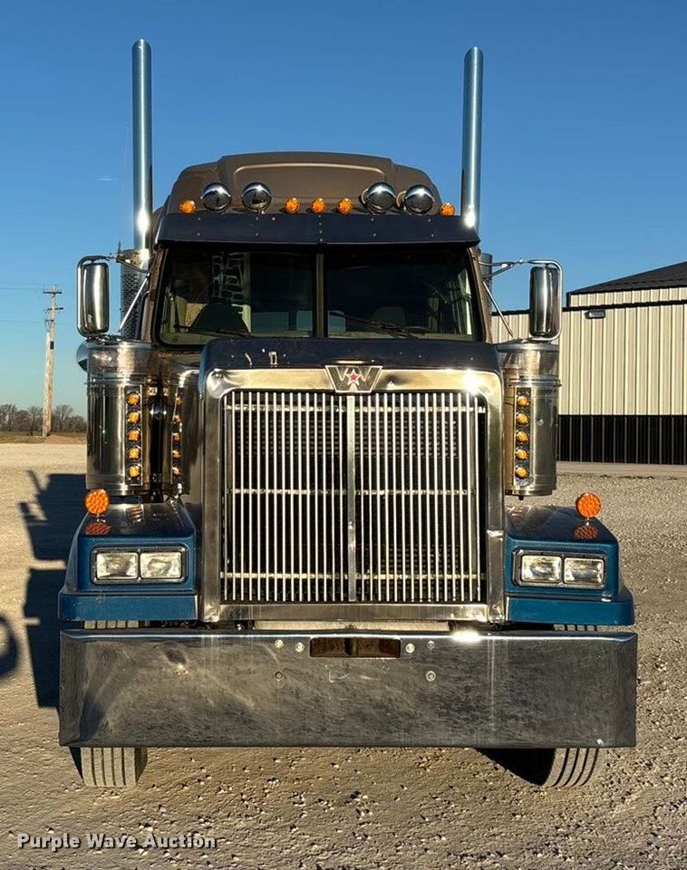 image for item ED2461 2005 Western Star 4900 semi truck