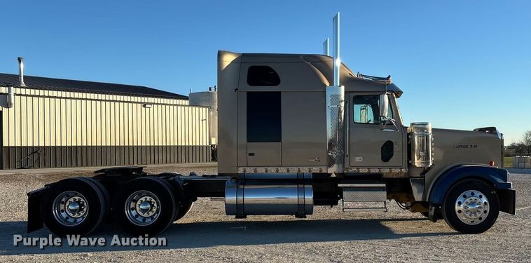 image for item ED2461 2005 Western Star 4900 semi truck