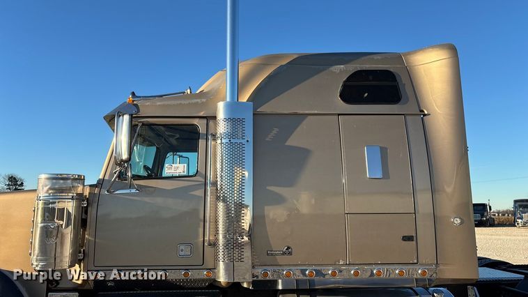 image for item ED2461 2005 Western Star 4900 semi truck