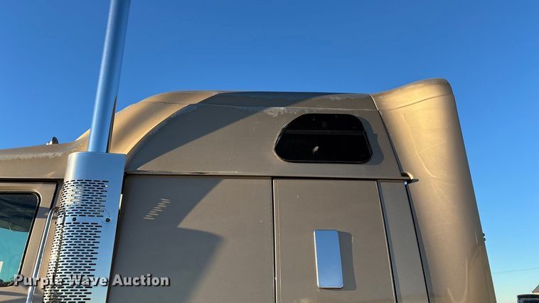 image for item ED2461 2005 Western Star 4900 semi truck