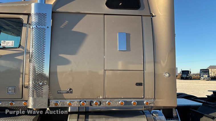 image for item ED2461 2005 Western Star 4900 semi truck
