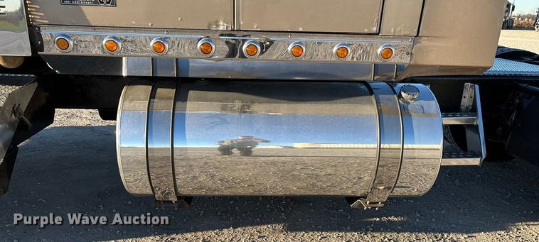 image for item ED2461 2005 Western Star 4900 semi truck