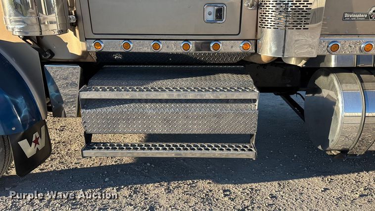 image for item ED2461 2005 Western Star 4900 semi truck