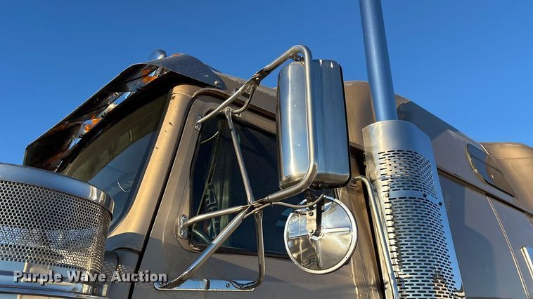 image for item ED2461 2005 Western Star 4900 semi truck