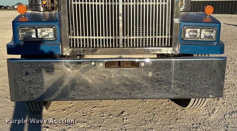image for item ED2461 2005 Western Star 4900 semi truck