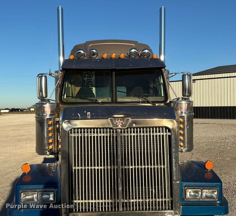 image for item ED2461 2005 Western Star 4900 semi truck