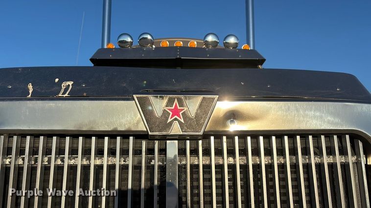 image for item ED2461 2005 Western Star 4900 semi truck