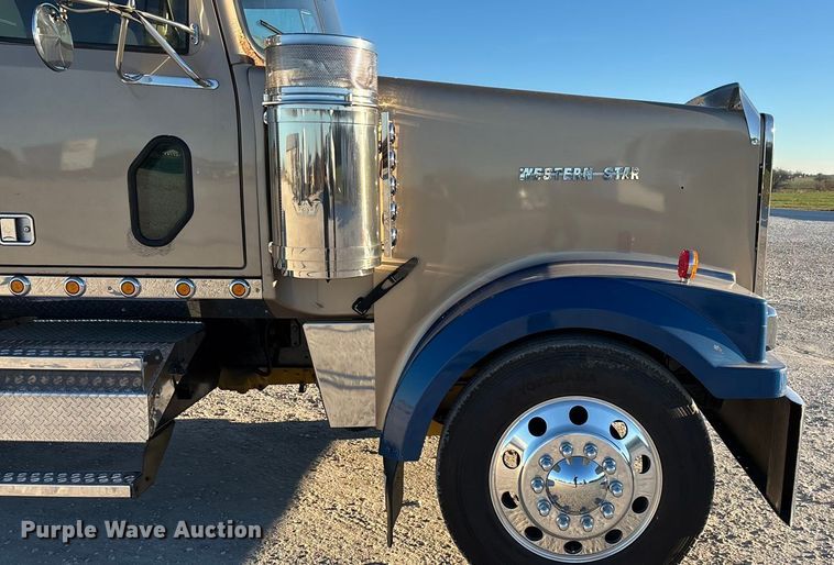 image for item ED2461 2005 Western Star 4900 semi truck