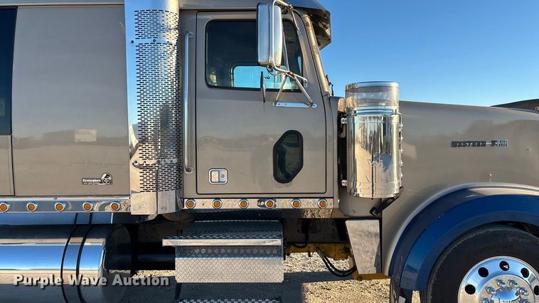 image for item ED2461 2005 Western Star 4900 semi truck