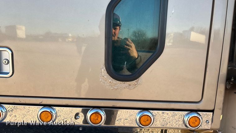 image for item ED2461 2005 Western Star 4900 semi truck