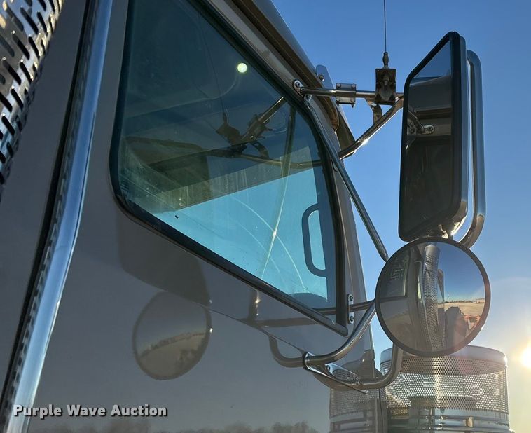 image for item ED2461 2005 Western Star 4900 semi truck