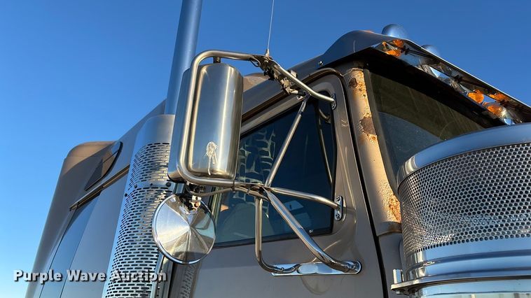 image for item ED2461 2005 Western Star 4900 semi truck