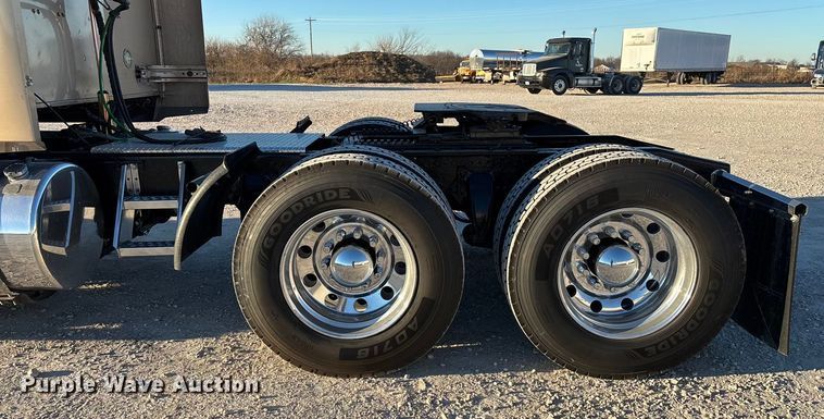 image for item ED2461 2005 Western Star 4900 semi truck