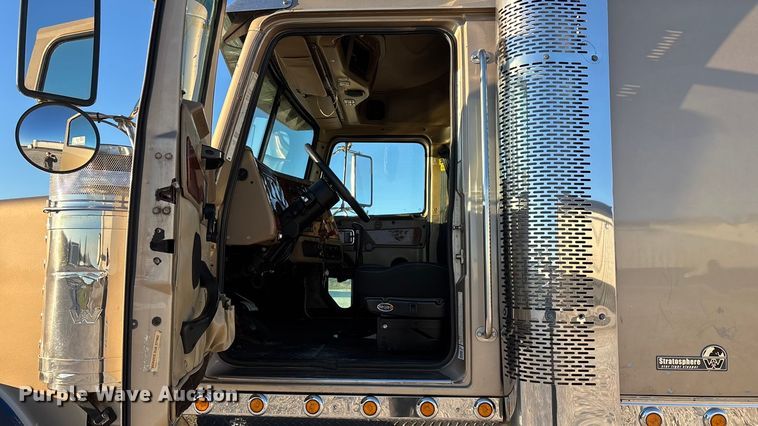 image for item ED2461 2005 Western Star 4900 semi truck