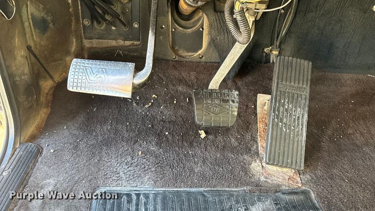 image for item ED2461 2005 Western Star 4900 semi truck