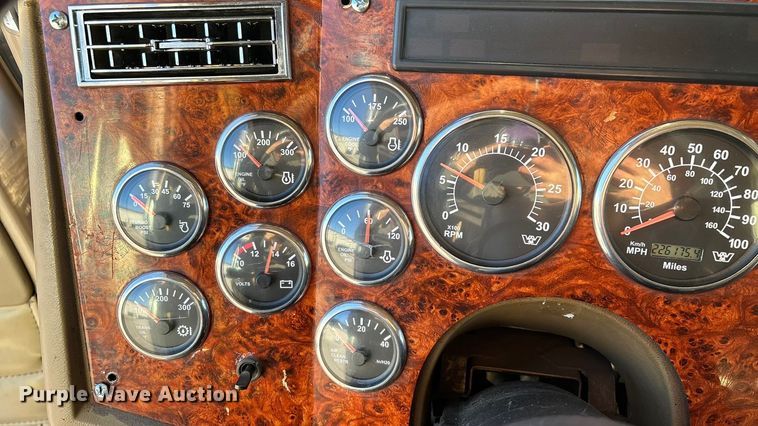 image for item ED2461 2005 Western Star 4900 semi truck