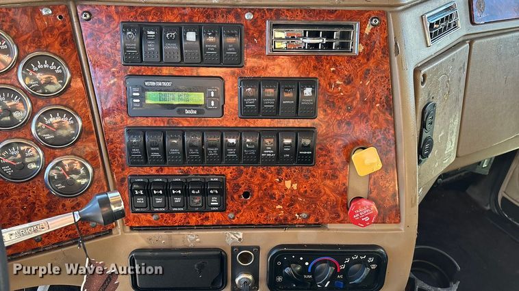 image for item ED2461 2005 Western Star 4900 semi truck