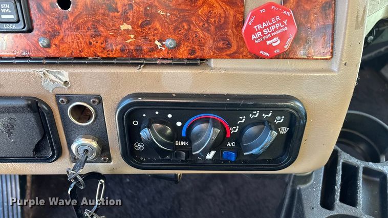 image for item ED2461 2005 Western Star 4900 semi truck