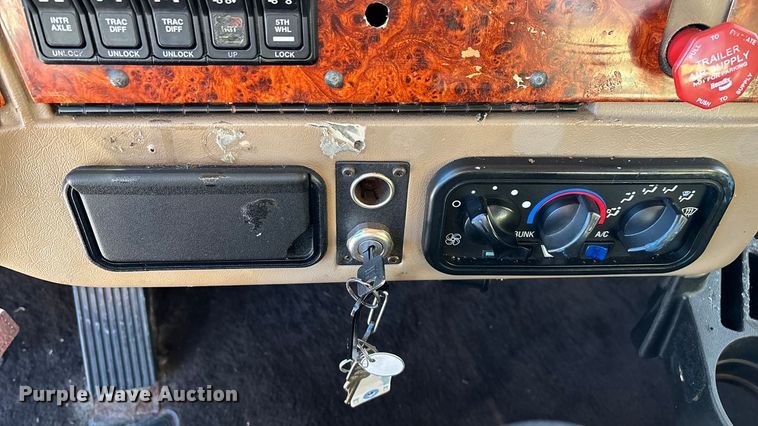 image for item ED2461 2005 Western Star 4900 semi truck