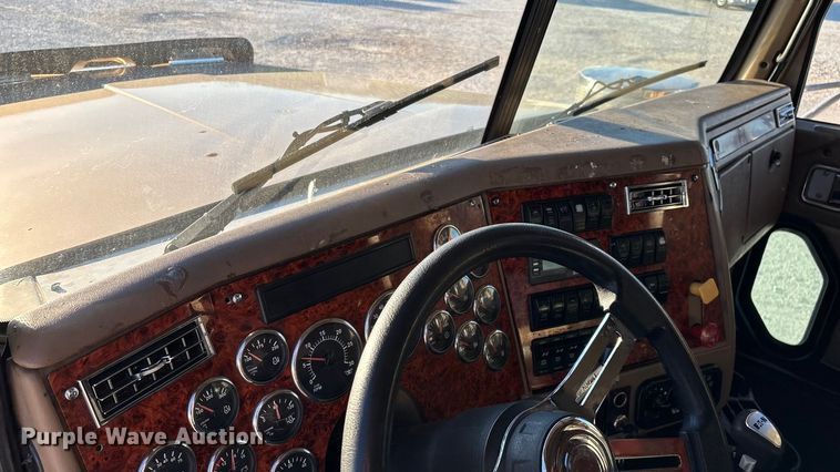 image for item ED2461 2005 Western Star 4900 semi truck