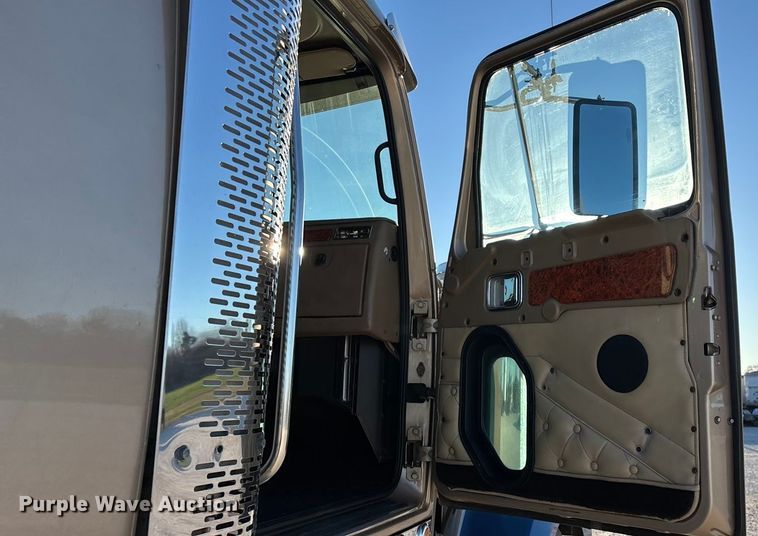 image for item ED2461 2005 Western Star 4900 semi truck