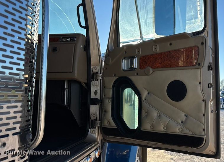 image for item ED2461 2005 Western Star 4900 semi truck