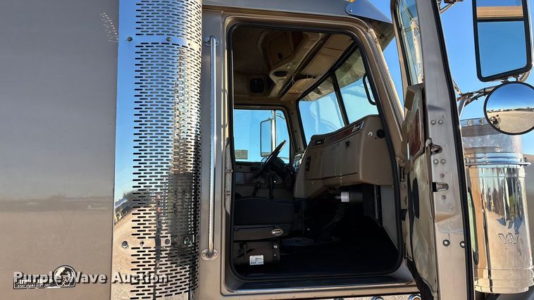 image for item ED2461 2005 Western Star 4900 semi truck