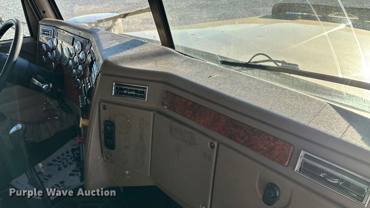 image for item ED2461 2005 Western Star 4900 semi truck