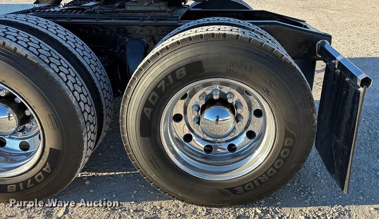 image for item ED2461 2005 Western Star 4900 semi truck