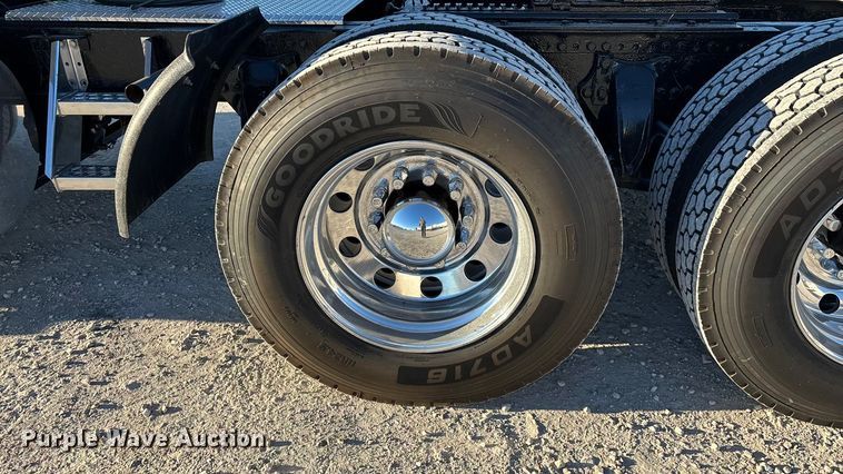 image for item ED2461 2005 Western Star 4900 semi truck