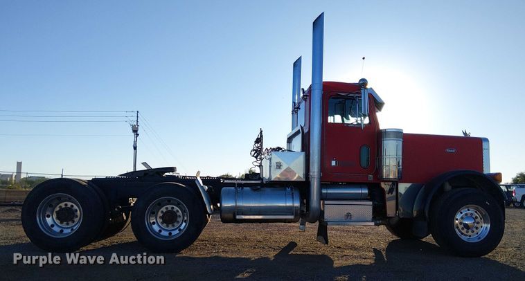 image for item EE5057 1989 Peterbilt 379 semi truck