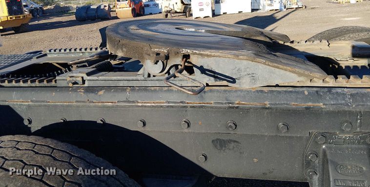 image for item EE5057 1989 Peterbilt 379 semi truck