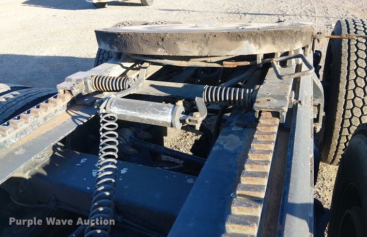 image for item EE5057 1989 Peterbilt 379 semi truck