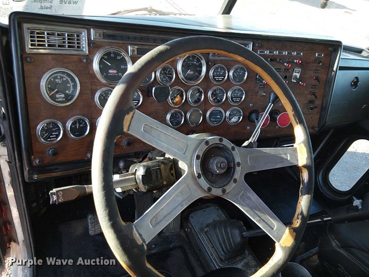 image for item EE5057 1989 Peterbilt 379 semi truck