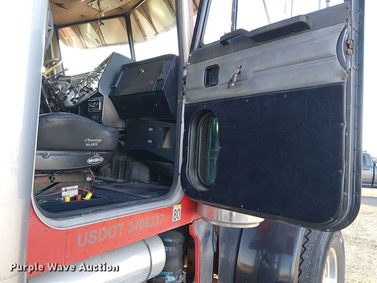 image for item EE5057 1989 Peterbilt 379 semi truck