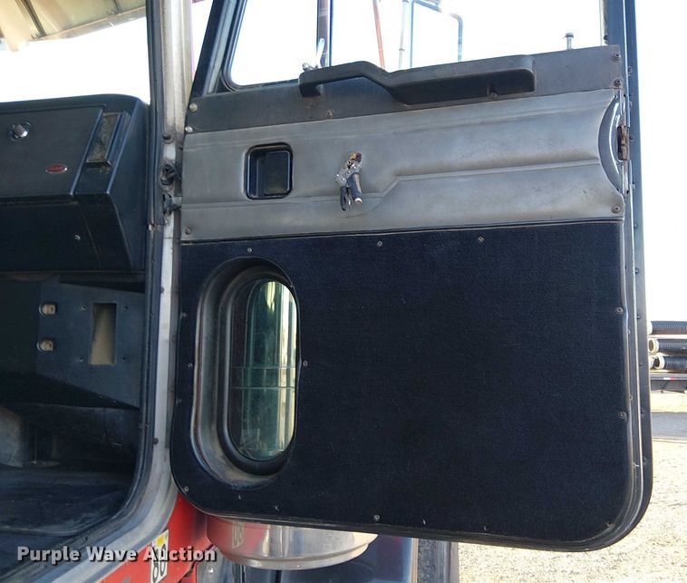 image for item EE5057 1989 Peterbilt 379 semi truck