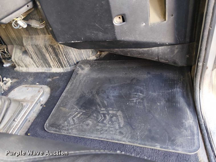 image for item EE5057 1989 Peterbilt 379 semi truck